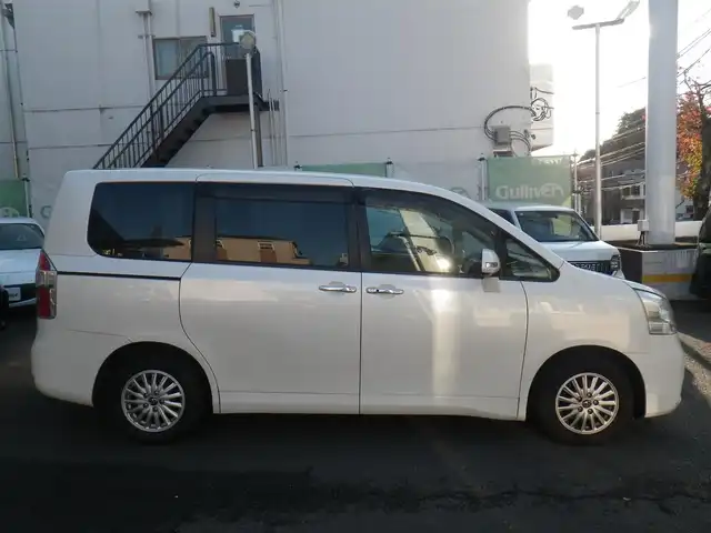 トヨタ ノア X スマートエディション 神奈川県 2010(平22)年 11.3万km ホワイトパールクリスタルシャイン 車検8年12月4日迄/純正HDDナビ　ワンセグ/（Mサーバー/AUX/SD/DVD再生可）/バックカメラ/両側パワースライドドア/フリップダウンモニター/ビルトインETC/スマートキーx2/80系ノア用アルミホイール/キセノンヘッドランプ/ウインカーミラー/取説書/保証書