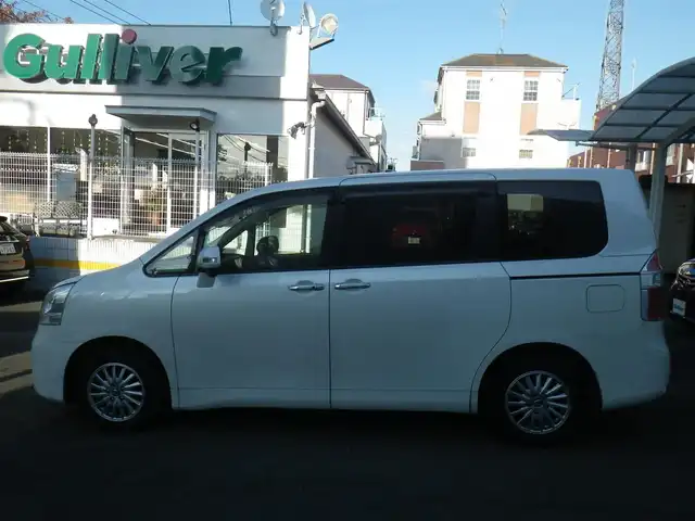 トヨタ ノア X スマートエディション 神奈川県 2010(平22)年 11.3万km ホワイトパールクリスタルシャイン 車検8年12月4日迄/純正HDDナビ　ワンセグ/（Mサーバー/AUX/SD/DVD再生可）/バックカメラ/両側パワースライドドア/フリップダウンモニター/ビルトインETC/スマートキーx2/80系ノア用アルミホイール/キセノンヘッドランプ/ウインカーミラー/取説書/保証書