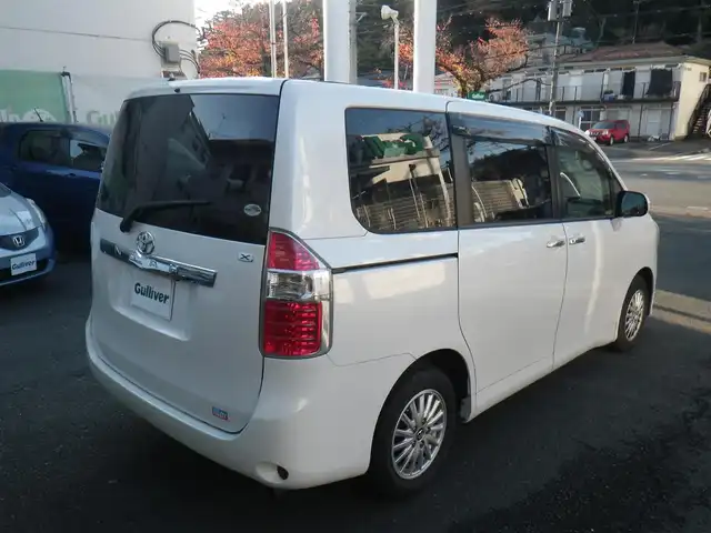 トヨタ ノア X スマートエディション 神奈川県 2010(平22)年 11.3万km ホワイトパールクリスタルシャイン 車検8年12月4日迄/純正HDDナビ　ワンセグ/（Mサーバー/AUX/SD/DVD再生可）/バックカメラ/両側パワースライドドア/フリップダウンモニター/ビルトインETC/スマートキーx2/80系ノア用アルミホイール/キセノンヘッドランプ/ウインカーミラー/取説書/保証書