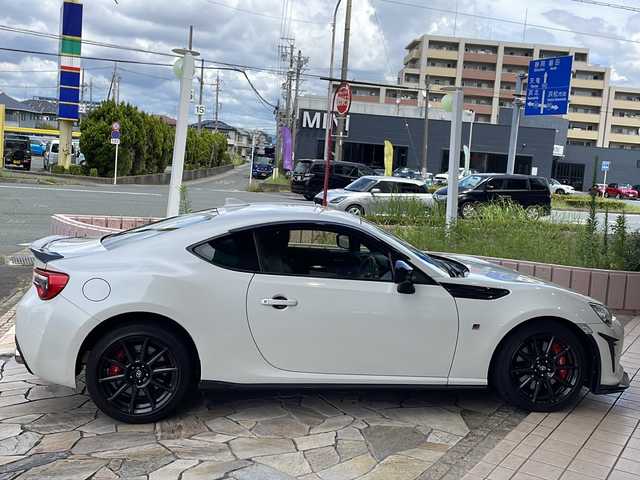 トヨタ ８６ GRスポーツ 静岡県 2018(平30)年 2.7万km クリスタルホワイトパール 【主要装備】/専用シート/エアロ/純正ナビ　/バックカメラ　/前方ドライブレコーダー　/ステアリングスイッチ　/プッシュスタート　/スマートキー　/オートライト　/トランクスポイラー　/Ｂｌｕｅｔｏｏｔｈ接続　/純正１７インチアルミ/クルーズコントロール/ＥＴＣ２．０/ＡＭ/ＦＭ/ＣＤ/ＤＶＤ/フルセグＴＶ/ＳＤ/Ｂｌｕｅｔｏｏｔｈ