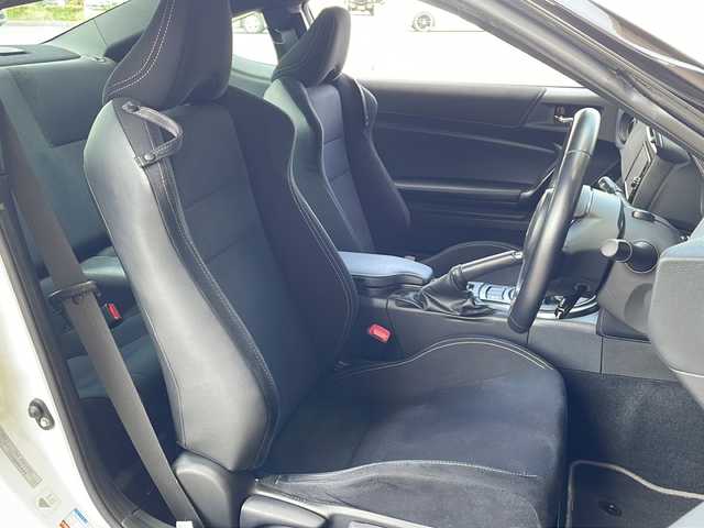 トヨタ ８６ GRスポーツ 静岡県 2018(平30)年 2.7万km クリスタルホワイトパール 【主要装備】/専用シート/エアロ/純正ナビ　/バックカメラ　/前方ドライブレコーダー　/ステアリングスイッチ　/プッシュスタート　/スマートキー　/オートライト　/トランクスポイラー　/Ｂｌｕｅｔｏｏｔｈ接続　/純正１７インチアルミ/クルーズコントロール/ＥＴＣ２．０/ＡＭ/ＦＭ/ＣＤ/ＤＶＤ/フルセグＴＶ/ＳＤ/Ｂｌｕｅｔｏｏｔｈ