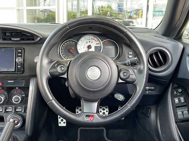 トヨタ ８６ GRスポーツ 静岡県 2018(平30)年 2.7万km クリスタルホワイトパール 【主要装備】/専用シート/エアロ/純正ナビ　/バックカメラ　/前方ドライブレコーダー　/ステアリングスイッチ　/プッシュスタート　/スマートキー　/オートライト　/トランクスポイラー　/Ｂｌｕｅｔｏｏｔｈ接続　/純正１７インチアルミ/クルーズコントロール/ＥＴＣ２．０/ＡＭ/ＦＭ/ＣＤ/ＤＶＤ/フルセグＴＶ/ＳＤ/Ｂｌｕｅｔｏｏｔｈ