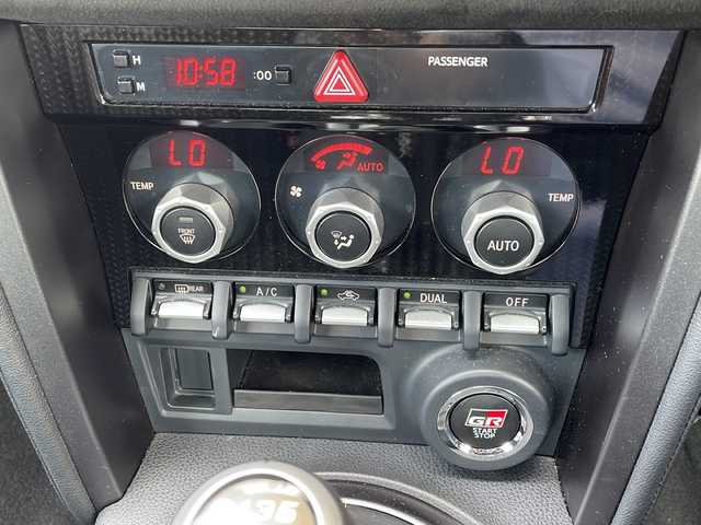 トヨタ ８６ GRスポーツ 静岡県 2018(平30)年 2.7万km クリスタルホワイトパール 【主要装備】/専用シート/エアロ/純正ナビ　/バックカメラ　/前方ドライブレコーダー　/ステアリングスイッチ　/プッシュスタート　/スマートキー　/オートライト　/トランクスポイラー　/Ｂｌｕｅｔｏｏｔｈ接続　/純正１７インチアルミ/クルーズコントロール/ＥＴＣ２．０/ＡＭ/ＦＭ/ＣＤ/ＤＶＤ/フルセグＴＶ/ＳＤ/Ｂｌｕｅｔｏｏｔｈ