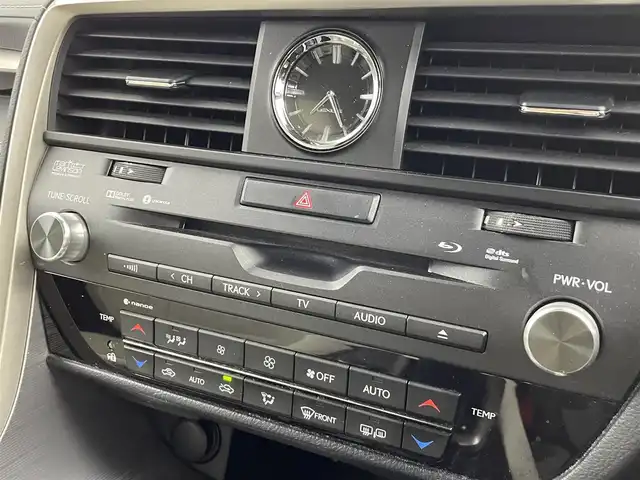 レクサス ＲＸ 450h Fスポーツ 群馬県 2016(平28)年 6.7万km グラファイトブラックガラスフレーク MarkLevinson(マークレビンソン)プレミアムサウンドシステム/ムーンルーフ/後席シートヒーター/パワーシート(電動リクライニング&電動格納機能付)/パノラミックビューモニター/ブラインドスポットモニター/インテリジェントクリアランスソナー/リヤクロストラフィックアラート/リヤクロストラフィックオートブレーキ/ホワイトレザーシート/＝＝＝＝＝/純正12.3インチナビ/・AM/FM/SD/Bluetooth/USB/AUX/・CD/DVD/Blu-ray/フルセグTV/Lexus Safety System+/・プリクラッシュセーフティシステム/・レーンキーピングアシスト/・オートマチックハイビーム/・レーダークルーズコントロール(全車速追従機能付)/前席パワーシート/シートヒーター/シートベンチレーション/運転席メモリー機能/ヘッドアップディスプレイ/ETC2.0/三眼フルLEDヘッドランプ/LEDシーケンシャルターンランプ