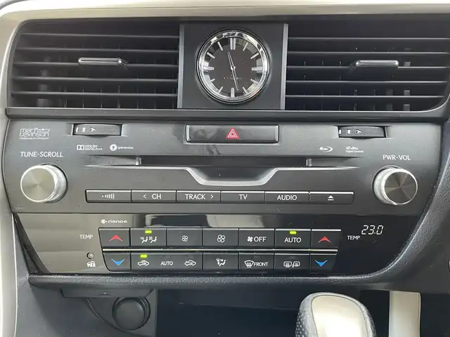 レクサス ＲＸ 450h Fスポーツ 岡山県 2016(平28)年 6.7万km グラファイトブラックガラスフレーク MarkLevinson(マークレビンソン)プレミアムサウンドシステム/ムーンルーフ/後席シートヒーター/パワーシート(電動リクライニング&電動格納機能付)/パノラミックビューモニター/ブラインドスポットモニター/インテリジェントクリアランスソナー/リヤクロストラフィックアラート/リヤクロストラフィックオートブレーキ/ホワイトレザーシート/＝＝＝＝＝/純正12.3インチナビ/・AM/FM/SD/Bluetooth/USB/AUX/・CD/DVD/Blu-ray/フルセグTV/Lexus Safety System+/・プリクラッシュセーフティシステム/・レーンキーピングアシスト/・オートマチックハイビーム/・レーダークルーズコントロール(全車速追従機能付)/前席パワーシート/シートヒーター/シートベンチレーション/運転席メモリー機能/ヘッドアップディスプレイ/ETC2.0/三眼フルLEDヘッドランプ/LEDシーケンシャルターンランプ