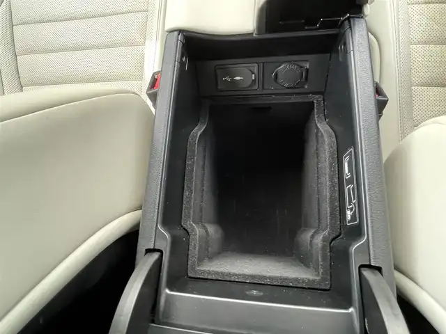 レクサス ＲＸ 450h Fスポーツ 岡山県 2016(平28)年 6.7万km グラファイトブラックガラスフレーク MarkLevinson(マークレビンソン)プレミアムサウンドシステム/ムーンルーフ/後席シートヒーター/パワーシート(電動リクライニング&電動格納機能付)/パノラミックビューモニター/ブラインドスポットモニター/インテリジェントクリアランスソナー/リヤクロストラフィックアラート/リヤクロストラフィックオートブレーキ/ホワイトレザーシート/＝＝＝＝＝/純正12.3インチナビ/・AM/FM/SD/Bluetooth/USB/AUX/・CD/DVD/Blu-ray/フルセグTV/Lexus Safety System+/・プリクラッシュセーフティシステム/・レーンキーピングアシスト/・オートマチックハイビーム/・レーダークルーズコントロール(全車速追従機能付)/前席パワーシート/シートヒーター/シートベンチレーション/運転席メモリー機能/ヘッドアップディスプレイ/ETC2.0/三眼フルLEDヘッドランプ/LEDシーケンシャルターンランプ