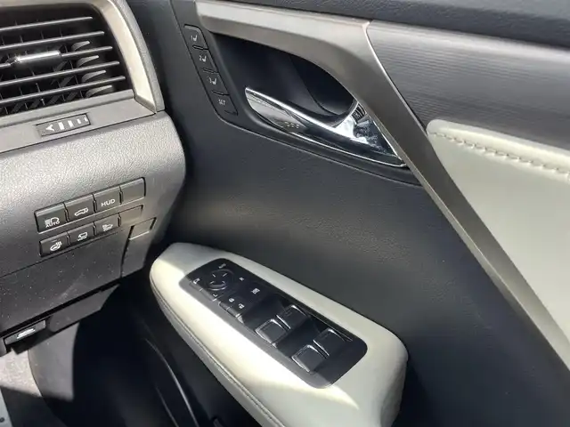 レクサス ＲＸ 450h Fスポーツ 岡山県 2016(平28)年 6.7万km グラファイトブラックガラスフレーク MarkLevinson(マークレビンソン)プレミアムサウンドシステム/ムーンルーフ/後席シートヒーター/パワーシート(電動リクライニング&電動格納機能付)/パノラミックビューモニター/ブラインドスポットモニター/インテリジェントクリアランスソナー/リヤクロストラフィックアラート/リヤクロストラフィックオートブレーキ/ホワイトレザーシート/＝＝＝＝＝/純正12.3インチナビ/・AM/FM/SD/Bluetooth/USB/AUX/・CD/DVD/Blu-ray/フルセグTV/Lexus Safety System+/・プリクラッシュセーフティシステム/・レーンキーピングアシスト/・オートマチックハイビーム/・レーダークルーズコントロール(全車速追従機能付)/前席パワーシート/シートヒーター/シートベンチレーション/運転席メモリー機能/ヘッドアップディスプレイ/ETC2.0/三眼フルLEDヘッドランプ/LEDシーケンシャルターンランプ