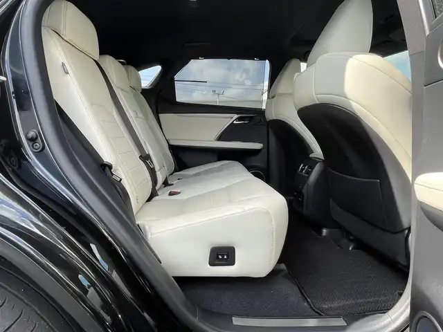 レクサス ＲＸ 450h Fスポーツ 岡山県 2016(平28)年 6.7万km グラファイトブラックガラスフレーク MarkLevinson(マークレビンソン)プレミアムサウンドシステム/ムーンルーフ/後席シートヒーター/パワーシート(電動リクライニング&電動格納機能付)/パノラミックビューモニター/ブラインドスポットモニター/インテリジェントクリアランスソナー/リヤクロストラフィックアラート/リヤクロストラフィックオートブレーキ/ホワイトレザーシート/＝＝＝＝＝/純正12.3インチナビ/・AM/FM/SD/Bluetooth/USB/AUX/・CD/DVD/Blu-ray/フルセグTV/Lexus Safety System+/・プリクラッシュセーフティシステム/・レーンキーピングアシスト/・オートマチックハイビーム/・レーダークルーズコントロール(全車速追従機能付)/前席パワーシート/シートヒーター/シートベンチレーション/運転席メモリー機能/ヘッドアップディスプレイ/ETC2.0/三眼フルLEDヘッドランプ/LEDシーケンシャルターンランプ