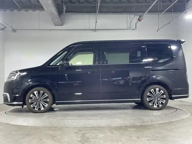 ホンダ ステップワゴン スパーダ eHEV プレミアムライン 神奈川県 2022(令4)年 1.2万km クリスタルブラックパール 純正11.4型メモリーナビゲーション【LXM-２３７VFLi】/フルセグ　CD DVD　Bluetooth　SD　MUSICRACK　/マルチビューカメラ/両側電動スライドドア【サンシェード】/パワーバックドア/ホンダセンシング/衝突軽減ブレーキ/後方誤発進抑制機能/歩行者事故低減ステアリング/渋滞追従機能付アダブティブクルーズコントロール/誤発進抑制機能/近距離衝突軽減ブレーキ/路外逸脱抑制機能/車線維持支援システム/トラフィックジャムアシスト/先行車発進お知らせ/標識認識機能/オートハイビーム/ブラインドスポットインフォメーション/アダブティブドライビングビーム/フロントリアソナー/革巻きステアリング/パドルシフト/ハーフレザーシート/前席/2列目シートヒーター/2列目オットマン/全席USBソケットタイプC/電動パーキングブレーキ/ブレーキオートホールド/プッシュスタート/スマートキー/純正リアスポイラー/LEDヘッドランプ/LEDアクティブコーナリングランプ/LEDフロントフォグランプ/純正17インチアルミホイール/ビルトインETC