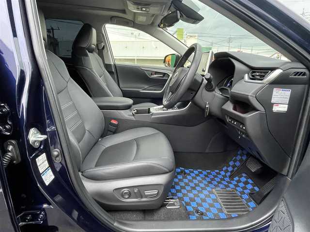 トヨタ ＲＡＶ４ ハイブリットG 岡山県 2022(令4)年 4.1万km ダークブルーマイカ 純正9インチディスプレイオーディオ/フルセグTV、FM、FM、AppleCarplay/AndroidAuto/全方位カメラ/パノラマムーンルーフ/ビルトインETC/運転席メモリーシート/パワーシート/前席シートヒーター/前席ベンチレーション/ステアリングヒーター/パワーバックドア/アクセサリーコンセント/ビートソニックIF36/HDMI to AVコネクター/充電用USB端子/トヨタセーフティセンス/・プリクラッシュセーフティ/・レーントレーシングアシスト/・レーダークルーズコントロール/・オートマチックハイビーム/・ロードサインアシスト/先行車発進告知機能/インテリジェントクリアランスソナー/リアクロストラフィックアラート/ブラインドスポットモニター/車両接近通報装置/モデリスタエアロ/ルーフレール