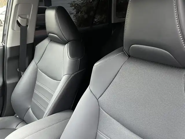 トヨタ ＲＡＶ４ ハイブリットG 岡山県 2022(令4)年 4.1万km ダークブルーマイカ 純正9インチディスプレイオーディオ/フルセグTV、FM、FM、AppleCarplay/AndroidAuto/全方位カメラ/パノラマムーンルーフ/ビルトインETC/運転席メモリーシート/パワーシート/前席シートヒーター/前席ベンチレーション/ステアリングヒーター/パワーバックドア/アクセサリーコンセント/ビートソニックIF36/HDMI to AVコネクター/充電用USB端子/トヨタセーフティセンス/・プリクラッシュセーフティ/・レーントレーシングアシスト/・レーダークルーズコントロール/・オートマチックハイビーム/・ロードサインアシスト/先行車発進告知機能/インテリジェントクリアランスソナー/リアクロストラフィックアラート/ブラインドスポットモニター/車両接近通報装置/モデリスタエアロ/ルーフレール