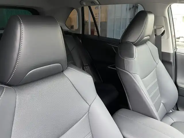トヨタ ＲＡＶ４ ハイブリットG 岡山県 2022(令4)年 4.1万km ダークブルーマイカ 純正9インチディスプレイオーディオ/フルセグTV、FM、FM、AppleCarplay/AndroidAuto/全方位カメラ/パノラマムーンルーフ/ビルトインETC/運転席メモリーシート/パワーシート/前席シートヒーター/前席ベンチレーション/ステアリングヒーター/パワーバックドア/アクセサリーコンセント/ビートソニックIF36/HDMI to AVコネクター/充電用USB端子/トヨタセーフティセンス/・プリクラッシュセーフティ/・レーントレーシングアシスト/・レーダークルーズコントロール/・オートマチックハイビーム/・ロードサインアシスト/先行車発進告知機能/インテリジェントクリアランスソナー/リアクロストラフィックアラート/ブラインドスポットモニター/車両接近通報装置/モデリスタエアロ/ルーフレール