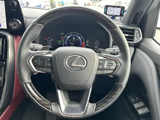 レクサス ＬＸ 600 愛知県 2024(令6)年 1.5万km ソニッククォーツ サンルーフ /ルーフレール/リヤエンターテイメントシステム/デジタルインナーミラー /マークレビンソンサウンドシステム/クールBOX/純正ディスプレイオーディオ、ナビ/フルセグTV/BT/HDMI/USB/パノラミックビューモニター/ビルトイン2.0ETC/純正20インチAW/レクサスセーフティシステムプラス/レーダークルーズコントロール/ブラインドスポットモニター/ヘッドアップディスプレイ/ドライブレコーダー/レーダー探知機/置くだけ充電/パワーバックドア/レザーシート/前席パワーシート（D席メモリー付き）/シートヒーター /エアシート/ハンドルヒーター /純正フロアマット/純正ドアバイザー/三眼LEDヘッドライト/取説、保証書/スペアキー