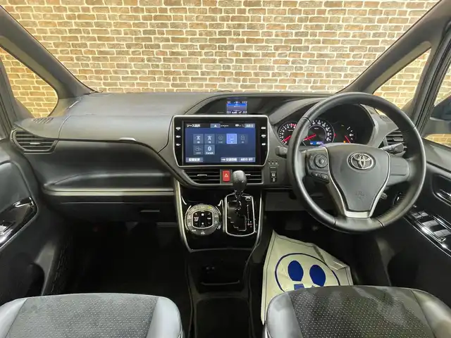トヨタ ヴォクシー ZS 煌Ⅲ 岩手県 2021(令3)年 0.9万km ブラック ４WD/モデリスタフロントスポイラー/寒冷地仕様/両側パワースライドドア/トヨタセーフティセンスC/プリクラッシュセーフティ/レーンディパーチャーアラート/オートマチックハイビーム/先行車発進告知機能/クルーズコントロール/横滑り防止装置/アイドリングストップ/MTモード付きAT/クリアランスソナー/純正10.5インチナビ/バックカメラ/ETC/ドライブレコーダー/ロールサンシェード/リヤオートエアコン/LEDヘッドランプ/純正16インチアルミホイール