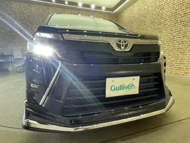 トヨタ ヴォクシー ZS 煌Ⅲ 岩手県 2021(令3)年 0.9万km ブラック ４WD/モデリスタフロントスポイラー/寒冷地仕様/両側パワースライドドア/トヨタセーフティセンスC/プリクラッシュセーフティ/レーンディパーチャーアラート/オートマチックハイビーム/先行車発進告知機能/クルーズコントロール/横滑り防止装置/アイドリングストップ/MTモード付きAT/クリアランスソナー/純正10.5インチナビ/バックカメラ/ETC/ドライブレコーダー/ロールサンシェード/リヤオートエアコン/LEDヘッドランプ/純正16インチアルミホイール