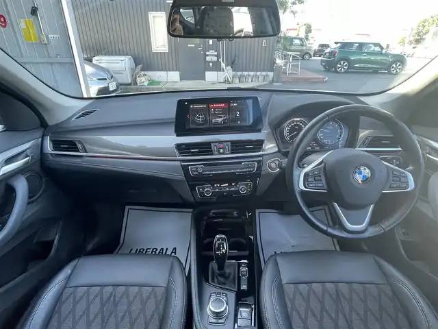 ＢＭＷ Ｘ１ xDrive 18d xライン 滋賀県 2021(令3)年 2.6万km ミネラルホワイト インテリジェントセーフティ　/ＡＣＣ　/ＬＫＡ　/ハーフレザー　/・前席パワーシート　/アンビエントライト　/純正ナビ（ＵＳＢ／ＢＴ）/バックカメラ　/電動リアゲート　/コンフォートアクセス　/コーナーセンサー　/ミラー一体型ＥＴＣ/純正18インチAW
