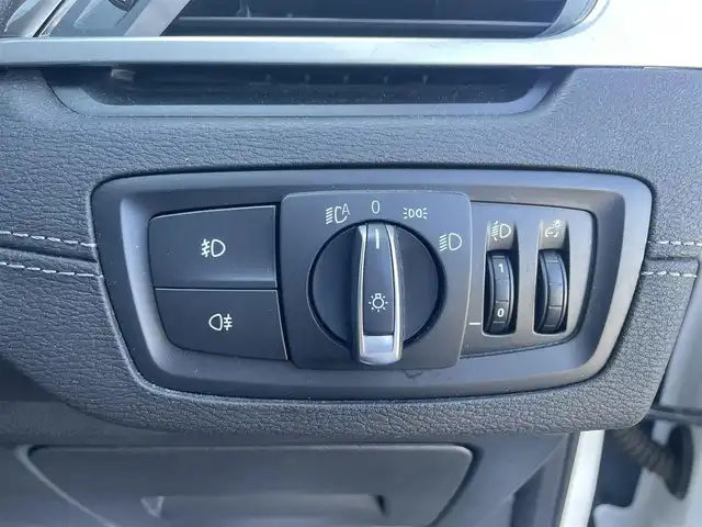 ＢＭＷ Ｘ１ xDrive 18d xライン 滋賀県 2021(令3)年 2.6万km ミネラルホワイト インテリジェントセーフティ　/ＡＣＣ　/ＬＫＡ　/ハーフレザー　/・前席パワーシート　/アンビエントライト　/純正ナビ（ＵＳＢ／ＢＴ）/バックカメラ　/電動リアゲート　/コンフォートアクセス　/コーナーセンサー　/ミラー一体型ＥＴＣ/純正18インチAW