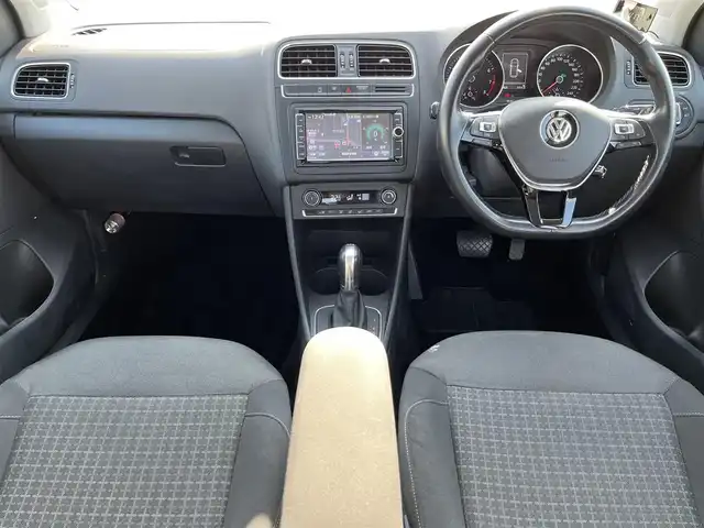 フォルクスワーゲン ポロ TSIコンフォートライン 鳥取県 2015(平27)年 7.5万km ピュアホワイト ターボ車/純正ナビ/フルセグ/DVD/CD/BT/バックカメラ・ETC/ドライブレコーダー/衝突軽減ブレーキ/レーダークルーズコントロール/パドイルシフト/純正15インチアルミホイール/アイドリングストップ/電動格納ミラー/ドアバイザー/フロアマット