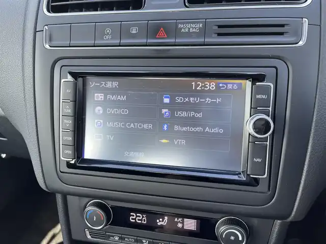 フォルクスワーゲン ポロ TSIコンフォートライン 鳥取県 2015(平27)年 7.5万km ピュアホワイト ターボ車/純正ナビ/フルセグ/DVD/CD/BT/バックカメラ・ETC/ドライブレコーダー/衝突軽減ブレーキ/レーダークルーズコントロール/パドイルシフト/純正15インチアルミホイール/アイドリングストップ/電動格納ミラー/ドアバイザー/フロアマット