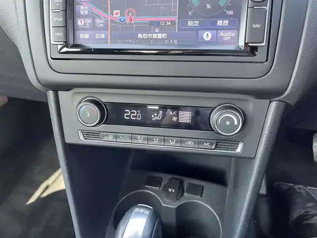 フォルクスワーゲン ポロ TSIコンフォートライン 鳥取県 2015(平27)年 7.5万km ピュアホワイト ターボ車/純正ナビ/フルセグ/DVD/CD/BT/バックカメラ・ETC/ドライブレコーダー/衝突軽減ブレーキ/レーダークルーズコントロール/パドイルシフト/純正15インチアルミホイール/アイドリングストップ/電動格納ミラー/ドアバイザー/フロアマット