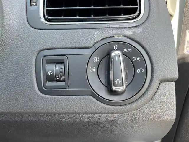 フォルクスワーゲン ポロ TSIコンフォートライン 鳥取県 2015(平27)年 7.5万km ピュアホワイト ターボ車/純正ナビ/フルセグ/DVD/CD/BT/バックカメラ・ETC/ドライブレコーダー/衝突軽減ブレーキ/レーダークルーズコントロール/パドイルシフト/純正15インチアルミホイール/アイドリングストップ/電動格納ミラー/ドアバイザー/フロアマット