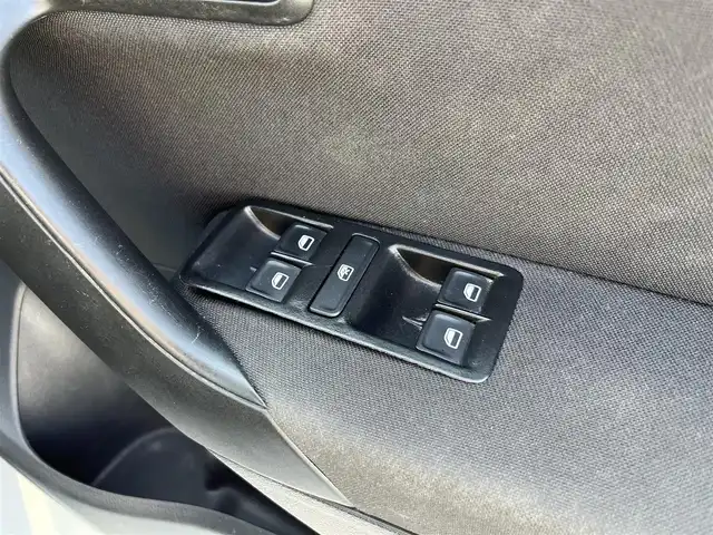 フォルクスワーゲン ポロ TSIコンフォートライン 鳥取県 2015(平27)年 7.5万km ピュアホワイト ターボ車/純正ナビ/フルセグ/DVD/CD/BT/バックカメラ・ETC/ドライブレコーダー/衝突軽減ブレーキ/レーダークルーズコントロール/パドイルシフト/純正15インチアルミホイール/アイドリングストップ/電動格納ミラー/ドアバイザー/フロアマット