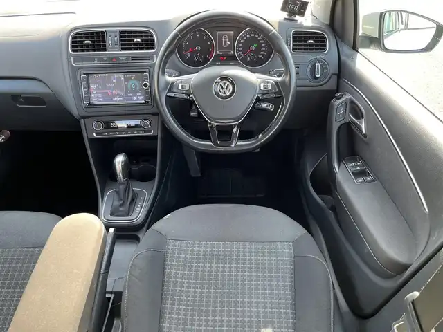 フォルクスワーゲン ポロ TSIコンフォートライン 鳥取県 2015(平27)年 7.5万km ピュアホワイト ターボ車/純正ナビ/フルセグ/DVD/CD/BT/バックカメラ・ETC/ドライブレコーダー/衝突軽減ブレーキ/レーダークルーズコントロール/パドイルシフト/純正15インチアルミホイール/アイドリングストップ/電動格納ミラー/ドアバイザー/フロアマット