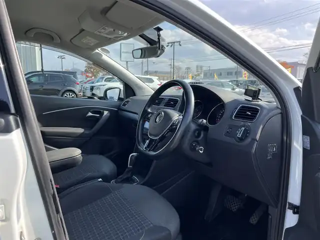 フォルクスワーゲン ポロ TSIコンフォートライン 鳥取県 2015(平27)年 7.5万km ピュアホワイト ターボ車/純正ナビ/フルセグ/DVD/CD/BT/バックカメラ・ETC/ドライブレコーダー/衝突軽減ブレーキ/レーダークルーズコントロール/パドイルシフト/純正15インチアルミホイール/アイドリングストップ/電動格納ミラー/ドアバイザー/フロアマット