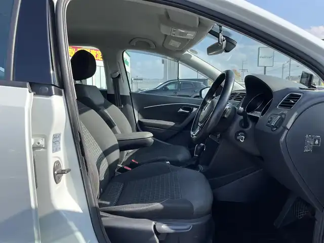 フォルクスワーゲン ポロ TSIコンフォートライン 鳥取県 2015(平27)年 7.5万km ピュアホワイト ターボ車/純正ナビ/フルセグ/DVD/CD/BT/バックカメラ・ETC/ドライブレコーダー/衝突軽減ブレーキ/レーダークルーズコントロール/パドイルシフト/純正15インチアルミホイール/アイドリングストップ/電動格納ミラー/ドアバイザー/フロアマット