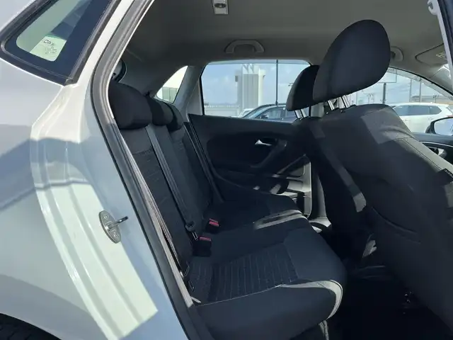 フォルクスワーゲン ポロ TSIコンフォートライン 鳥取県 2015(平27)年 7.5万km ピュアホワイト ターボ車/純正ナビ/フルセグ/DVD/CD/BT/バックカメラ・ETC/ドライブレコーダー/衝突軽減ブレーキ/レーダークルーズコントロール/パドイルシフト/純正15インチアルミホイール/アイドリングストップ/電動格納ミラー/ドアバイザー/フロアマット