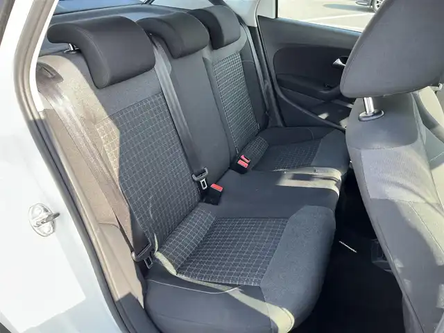 フォルクスワーゲン ポロ TSIコンフォートライン 鳥取県 2015(平27)年 7.5万km ピュアホワイト ターボ車/純正ナビ/フルセグ/DVD/CD/BT/バックカメラ・ETC/ドライブレコーダー/衝突軽減ブレーキ/レーダークルーズコントロール/パドイルシフト/純正15インチアルミホイール/アイドリングストップ/電動格納ミラー/ドアバイザー/フロアマット