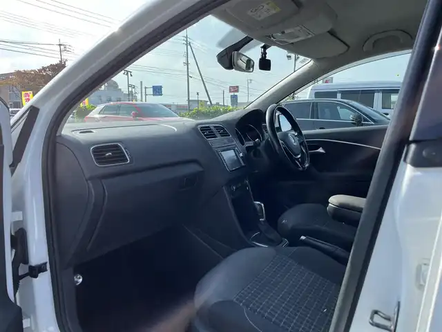 フォルクスワーゲン ポロ TSIコンフォートライン 鳥取県 2015(平27)年 7.5万km ピュアホワイト ターボ車/純正ナビ/フルセグ/DVD/CD/BT/バックカメラ・ETC/ドライブレコーダー/衝突軽減ブレーキ/レーダークルーズコントロール/パドイルシフト/純正15インチアルミホイール/アイドリングストップ/電動格納ミラー/ドアバイザー/フロアマット