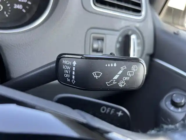 フォルクスワーゲン ポロ TSIコンフォートライン 鳥取県 2015(平27)年 7.5万km ピュアホワイト ターボ車/純正ナビ/フルセグ/DVD/CD/BT/バックカメラ・ETC/ドライブレコーダー/衝突軽減ブレーキ/レーダークルーズコントロール/パドイルシフト/純正15インチアルミホイール/アイドリングストップ/電動格納ミラー/ドアバイザー/フロアマット