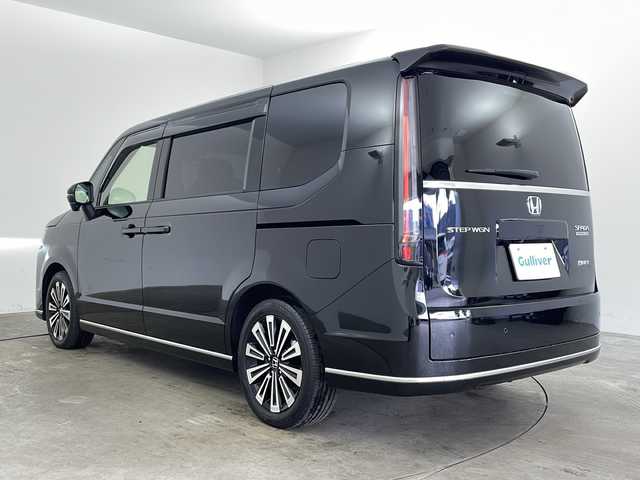 ホンダ ステップワゴン スパーダ eHEV プレミアムライン 兵庫県 2022(令4)年 4.5万km クリスタルブラックパール ・ワンオーナー車/・純正11.4インチナビ（フルセグ・DVD・BT・USB・Aplle Car Play）/・全方位カメラ/・ホンダセンシング/・ステアリングリモコン/・パドルシフト/・パワーバックドア/・両側パワースライドドア/・ハーフレザーシート/・前席シートヒーター/・2列目オットマン/・ホンダセンシング/・衝突軽減ブレーキ（CMBS）/・先行車発進お知らせ機能/・歩行者事故低減ステアリング/・路外逸脱抑制機能/・標識認識機能/・渋滞追従機能付アダプティブクルーズコントロール（ACC）/・車線維持支援システム（LKAS）/・トラフィックジャムアシスト（渋滞運転支援機能）/・ブラインドスポットインフォメーション/・誤発進抑制機能/・後方誤発進抑制機能/・近距離衝突軽減ブレーキ/・急アクセル抑制機能/・パーキングセンサーシステム/・ビルトインETC/・純正前後ドライブレコーダー/・LEDヘッドライト/・フォグランプ/・オートハイビーム/・純正17インチアルミホイール/・純正フロアマット/・スマートキー/・スペアキー/・プッシュスタート/・電動格納ミラー/・W＋サイドエアバック/・カーテンエアバック