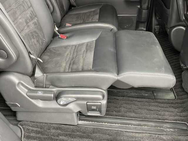 ホンダ ステップワゴン スパーダ eHEV プレミアムライン 兵庫県 2022(令4)年 4.5万km クリスタルブラックパール ・ワンオーナー車/・純正11.4インチナビ（フルセグ・DVD・BT・USB・Aplle Car Play）/・全方位カメラ/・ホンダセンシング/・ステアリングリモコン/・パドルシフト/・パワーバックドア/・両側パワースライドドア/・ハーフレザーシート/・前席シートヒーター/・2列目オットマン/・ホンダセンシング/・衝突軽減ブレーキ（CMBS）/・先行車発進お知らせ機能/・歩行者事故低減ステアリング/・路外逸脱抑制機能/・標識認識機能/・渋滞追従機能付アダプティブクルーズコントロール（ACC）/・車線維持支援システム（LKAS）/・トラフィックジャムアシスト（渋滞運転支援機能）/・ブラインドスポットインフォメーション/・誤発進抑制機能/・後方誤発進抑制機能/・近距離衝突軽減ブレーキ/・急アクセル抑制機能/・パーキングセンサーシステム/・ビルトインETC/・純正前後ドライブレコーダー/・LEDヘッドライト/・フォグランプ/・オートハイビーム/・純正17インチアルミホイール/・純正フロアマット/・スマートキー/・スペアキー/・プッシュスタート/・電動格納ミラー/・W＋サイドエアバック/・カーテンエアバック