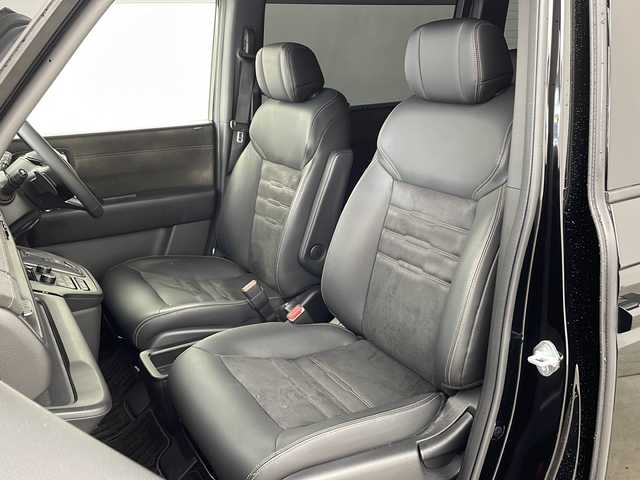 ホンダ ステップワゴン スパーダ eHEV プレミアムライン 兵庫県 2022(令4)年 4.5万km クリスタルブラックパール ・ワンオーナー車/・純正11.4インチナビ（フルセグ・DVD・BT・USB・Aplle Car Play）/・全方位カメラ/・ホンダセンシング/・ステアリングリモコン/・パドルシフト/・パワーバックドア/・両側パワースライドドア/・ハーフレザーシート/・前席シートヒーター/・2列目オットマン/・ホンダセンシング/・衝突軽減ブレーキ（CMBS）/・先行車発進お知らせ機能/・歩行者事故低減ステアリング/・路外逸脱抑制機能/・標識認識機能/・渋滞追従機能付アダプティブクルーズコントロール（ACC）/・車線維持支援システム（LKAS）/・トラフィックジャムアシスト（渋滞運転支援機能）/・ブラインドスポットインフォメーション/・誤発進抑制機能/・後方誤発進抑制機能/・近距離衝突軽減ブレーキ/・急アクセル抑制機能/・パーキングセンサーシステム/・ビルトインETC/・純正前後ドライブレコーダー/・LEDヘッドライト/・フォグランプ/・オートハイビーム/・純正17インチアルミホイール/・純正フロアマット/・スマートキー/・スペアキー/・プッシュスタート/・電動格納ミラー/・W＋サイドエアバック/・カーテンエアバック