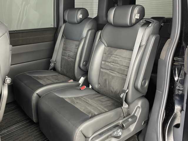 ホンダ ステップワゴン スパーダ eHEV プレミアムライン 兵庫県 2022(令4)年 4.5万km クリスタルブラックパール ・ワンオーナー車/・純正11.4インチナビ（フルセグ・DVD・BT・USB・Aplle Car Play）/・全方位カメラ/・ホンダセンシング/・ステアリングリモコン/・パドルシフト/・パワーバックドア/・両側パワースライドドア/・ハーフレザーシート/・前席シートヒーター/・2列目オットマン/・ホンダセンシング/・衝突軽減ブレーキ（CMBS）/・先行車発進お知らせ機能/・歩行者事故低減ステアリング/・路外逸脱抑制機能/・標識認識機能/・渋滞追従機能付アダプティブクルーズコントロール（ACC）/・車線維持支援システム（LKAS）/・トラフィックジャムアシスト（渋滞運転支援機能）/・ブラインドスポットインフォメーション/・誤発進抑制機能/・後方誤発進抑制機能/・近距離衝突軽減ブレーキ/・急アクセル抑制機能/・パーキングセンサーシステム/・ビルトインETC/・純正前後ドライブレコーダー/・LEDヘッドライト/・フォグランプ/・オートハイビーム/・純正17インチアルミホイール/・純正フロアマット/・スマートキー/・スペアキー/・プッシュスタート/・電動格納ミラー/・W＋サイドエアバック/・カーテンエアバック