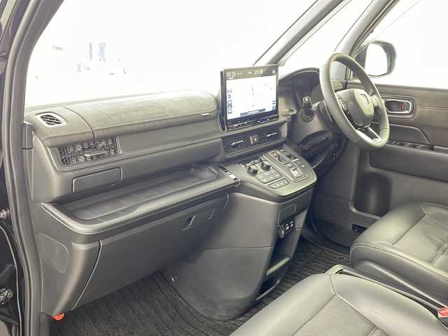 ホンダ ステップワゴン スパーダ eHEV プレミアムライン 兵庫県 2022(令4)年 4.5万km クリスタルブラックパール ・ワンオーナー車/・純正11.4インチナビ（フルセグ・DVD・BT・USB・Aplle Car Play）/・全方位カメラ/・ホンダセンシング/・ステアリングリモコン/・パドルシフト/・パワーバックドア/・両側パワースライドドア/・ハーフレザーシート/・前席シートヒーター/・2列目オットマン/・ホンダセンシング/・衝突軽減ブレーキ（CMBS）/・先行車発進お知らせ機能/・歩行者事故低減ステアリング/・路外逸脱抑制機能/・標識認識機能/・渋滞追従機能付アダプティブクルーズコントロール（ACC）/・車線維持支援システム（LKAS）/・トラフィックジャムアシスト（渋滞運転支援機能）/・ブラインドスポットインフォメーション/・誤発進抑制機能/・後方誤発進抑制機能/・近距離衝突軽減ブレーキ/・急アクセル抑制機能/・パーキングセンサーシステム/・ビルトインETC/・純正前後ドライブレコーダー/・LEDヘッドライト/・フォグランプ/・オートハイビーム/・純正17インチアルミホイール/・純正フロアマット/・スマートキー/・スペアキー/・プッシュスタート/・電動格納ミラー/・W＋サイドエアバック/・カーテンエアバック