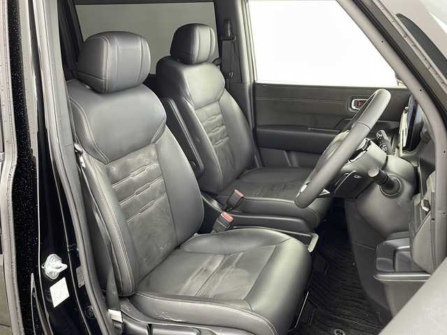 ホンダ ステップワゴン スパーダ eHEV プレミアムライン 兵庫県 2022(令4)年 4.5万km クリスタルブラックパール ・ワンオーナー車/・純正11.4インチナビ（フルセグ・DVD・BT・USB・Aplle Car Play）/・全方位カメラ/・ホンダセンシング/・ステアリングリモコン/・パドルシフト/・パワーバックドア/・両側パワースライドドア/・ハーフレザーシート/・前席シートヒーター/・2列目オットマン/・ホンダセンシング/・衝突軽減ブレーキ（CMBS）/・先行車発進お知らせ機能/・歩行者事故低減ステアリング/・路外逸脱抑制機能/・標識認識機能/・渋滞追従機能付アダプティブクルーズコントロール（ACC）/・車線維持支援システム（LKAS）/・トラフィックジャムアシスト（渋滞運転支援機能）/・ブラインドスポットインフォメーション/・誤発進抑制機能/・後方誤発進抑制機能/・近距離衝突軽減ブレーキ/・急アクセル抑制機能/・パーキングセンサーシステム/・ビルトインETC/・純正前後ドライブレコーダー/・LEDヘッドライト/・フォグランプ/・オートハイビーム/・純正17インチアルミホイール/・純正フロアマット/・スマートキー/・スペアキー/・プッシュスタート/・電動格納ミラー/・W＋サイドエアバック/・カーテンエアバック