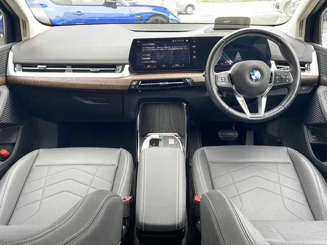 ＢＭＷ ＢＭＷ ２１８ｉ アクティブツアラー エクスクルーシブ 福岡県 2023(令5)年 2.3万km ミネラルホワイト 純正ナビ（Bluetooth・全周囲カメラ）/ブラインドスポットモニター/パーイングアシスト/置くだけ充電/ヘッドアップディスプレイ/パーイングアシスト/置くだけ充電/ヘッドアップディスプレイ/駐車距離コントロール（PDC)/レーダークルーズコントロール/ETC/交差点アシスト/Assisted Driving/運転注意力モニター/自動ヘッドライト/発進サポート/パワーシート（運転席・助手席）/シートヒーター（運転席・助手席）/Cタイプ入力端子/エアバック（運転席・助手席）