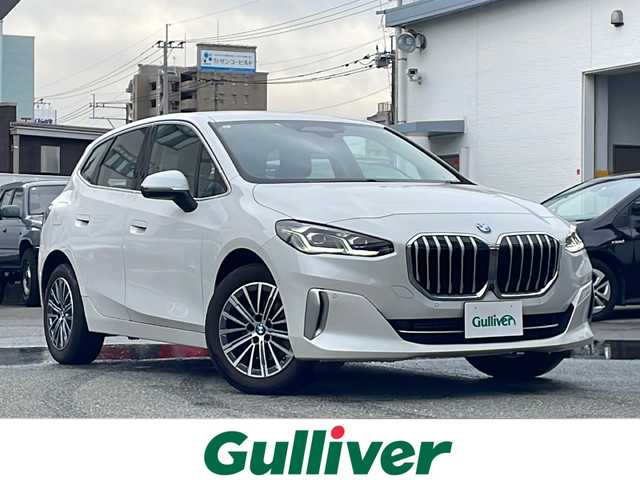 ＢＭＷ ＢＭＷ ２１８ｉ アクティブツアラー エクスクルーシブ 福岡県 2023(令5)年 2.3万km ミネラルホワイト 純正ナビ（Bluetooth・全周囲カメラ）/ブラインドスポットモニター/パーイングアシスト/置くだけ充電/ヘッドアップディスプレイ/パーイングアシスト/置くだけ充電/ヘッドアップディスプレイ/駐車距離コントロール（PDC)/レーダークルーズコントロール/ETC/交差点アシスト/Assisted Driving/運転注意力モニター/自動ヘッドライト/発進サポート/パワーシート（運転席・助手席）/シートヒーター（運転席・助手席）/Cタイプ入力端子/エアバック（運転席・助手席）