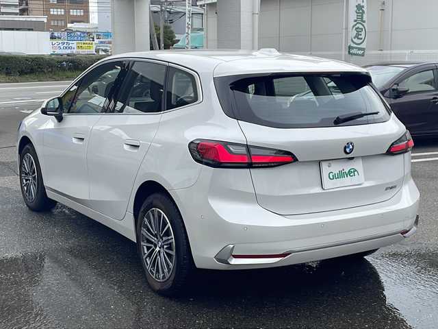 ＢＭＷ ＢＭＷ ２１８ｉ アクティブツアラー エクスクルーシブ 福岡県 2023(令5)年 2.3万km ミネラルホワイト 純正ナビ（Bluetooth・全周囲カメラ）/ブラインドスポットモニター/パーイングアシスト/置くだけ充電/ヘッドアップディスプレイ/パーイングアシスト/置くだけ充電/ヘッドアップディスプレイ/駐車距離コントロール（PDC)/レーダークルーズコントロール/ETC/交差点アシスト/Assisted Driving/運転注意力モニター/自動ヘッドライト/発進サポート/パワーシート（運転席・助手席）/シートヒーター（運転席・助手席）/Cタイプ入力端子/エアバック（運転席・助手席）