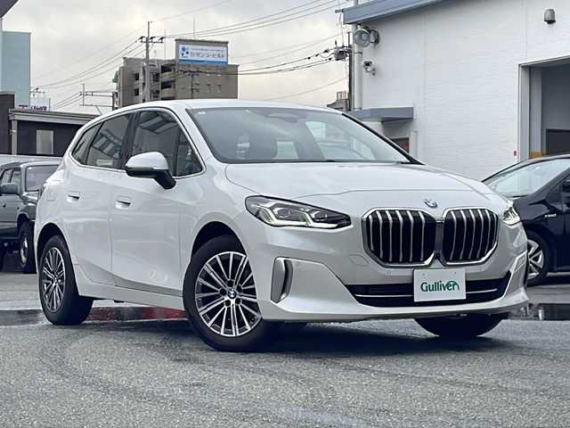 ＢＭＷ ＢＭＷ ２１８ｉ アクティブツアラー エクスクルーシブ 福岡県 2023(令5)年 2.3万km ミネラルホワイト 純正ナビ（Bluetooth・全周囲カメラ）/ブラインドスポットモニター/パーイングアシスト/置くだけ充電/ヘッドアップディスプレイ/パーイングアシスト/置くだけ充電/ヘッドアップディスプレイ/駐車距離コントロール（PDC)/レーダークルーズコントロール/ETC/交差点アシスト/Assisted Driving/運転注意力モニター/自動ヘッドライト/発進サポート/パワーシート（運転席・助手席）/シートヒーター（運転席・助手席）/Cタイプ入力端子/エアバック（運転席・助手席）
