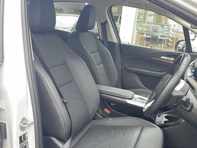 ＢＭＷ ＢＭＷ ２１８ｉ アクティブツアラー エクスクルーシブ 福岡県 2023(令5)年 2.3万km ミネラルホワイト 純正ナビ（Bluetooth・全周囲カメラ）/ブラインドスポットモニター/パーイングアシスト/置くだけ充電/ヘッドアップディスプレイ/パーイングアシスト/置くだけ充電/ヘッドアップディスプレイ/駐車距離コントロール（PDC)/レーダークルーズコントロール/ETC/交差点アシスト/Assisted Driving/運転注意力モニター/自動ヘッドライト/発進サポート/パワーシート（運転席・助手席）/シートヒーター（運転席・助手席）/Cタイプ入力端子/エアバック（運転席・助手席）