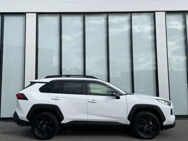 トヨタ ＲＡＶ４ アドベンチャー オフロードPKGⅡ 大阪府 2023(令5)年 1.8万km スーパーホワイトⅡ トヨタセーフティセンス/・アダプティクブクルーズコントロール/・プリクラッシュセーフティー/・レーントレーシングアシスト/・クリアランスソナー/・パーキングサポートブレーキー/・オートマチックハイビーム/・ロードサインアシスト/純正ナビ/・Bluetooth/フルセグTV/USB/Miracast/ラジオ/主要装備/・バックカメラ/・ブラインドスポットモニター/・ダウンヒルアシストコントロール/・オートホールド/・横滑り防止装置/・ステアリングヒーター/・ステアリングリモコン/・ハーフレザーシート/・シートヒーター/エアシート/・ETC
