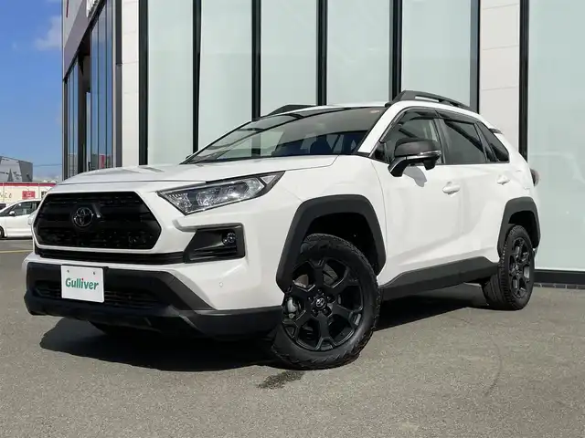 トヨタ ＲＡＶ４ アドベンチャー オフロードPKGⅡ 大阪府 2023(令5)年 1.8万km スーパーホワイトⅡ トヨタセーフティセンス/・アダプティクブクルーズコントロール/・プリクラッシュセーフティー/・レーントレーシングアシスト/・クリアランスソナー/・パーキングサポートブレーキー/・オートマチックハイビーム/・ロードサインアシスト/純正ナビ/・Bluetooth/フルセグTV/USB/Miracast/ラジオ/主要装備/・バックカメラ/・ブラインドスポットモニター/・ダウンヒルアシストコントロール/・オートホールド/・横滑り防止装置/・ステアリングヒーター/・ステアリングリモコン/・ハーフレザーシート/・シートヒーター/エアシート/・ETC