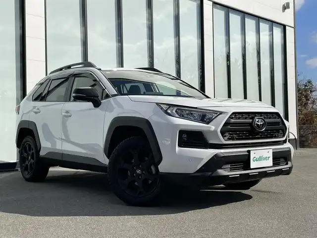 トヨタ ＲＡＶ４ アドベンチャー オフロードPKGⅡ 大阪府 2023(令5)年 1.8万km スーパーホワイトⅡ トヨタセーフティセンス/・アダプティクブクルーズコントロール/・プリクラッシュセーフティー/・レーントレーシングアシスト/・クリアランスソナー/・パーキングサポートブレーキー/・オートマチックハイビーム/・ロードサインアシスト/純正ナビ/・Bluetooth/フルセグTV/USB/Miracast/ラジオ/主要装備/・バックカメラ/・ブラインドスポットモニター/・ダウンヒルアシストコントロール/・オートホールド/・横滑り防止装置/・ステアリングヒーター/・ステアリングリモコン/・ハーフレザーシート/・シートヒーター/エアシート/・ETC
