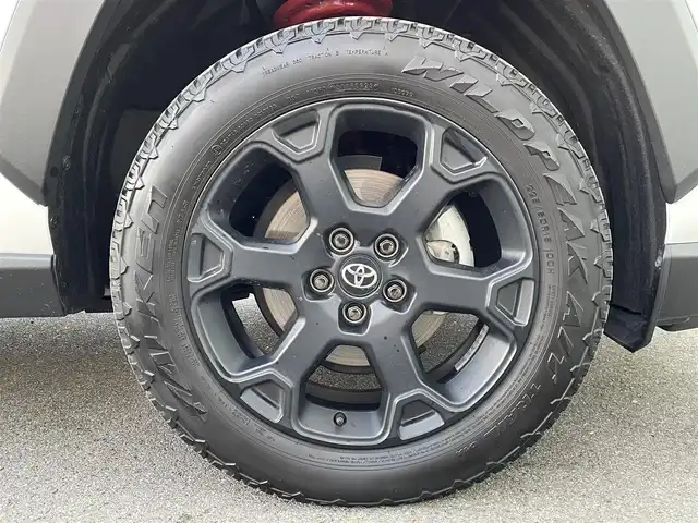 トヨタ ＲＡＶ４ アドベンチャー オフロードPKGⅡ 大阪府 2023(令5)年 1.8万km スーパーホワイトⅡ トヨタセーフティセンス/・アダプティクブクルーズコントロール/・プリクラッシュセーフティー/・レーントレーシングアシスト/・クリアランスソナー/・パーキングサポートブレーキー/・オートマチックハイビーム/・ロードサインアシスト/純正ナビ/・Bluetooth/フルセグTV/USB/Miracast/ラジオ/主要装備/・バックカメラ/・ブラインドスポットモニター/・ダウンヒルアシストコントロール/・オートホールド/・横滑り防止装置/・ステアリングヒーター/・ステアリングリモコン/・ハーフレザーシート/・シートヒーター/エアシート/・ETC