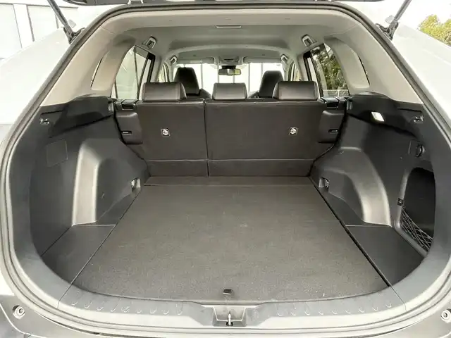 トヨタ ＲＡＶ４ アドベンチャー オフロードPKGⅡ 大阪府 2023(令5)年 1.8万km スーパーホワイトⅡ トヨタセーフティセンス/・アダプティクブクルーズコントロール/・プリクラッシュセーフティー/・レーントレーシングアシスト/・クリアランスソナー/・パーキングサポートブレーキー/・オートマチックハイビーム/・ロードサインアシスト/純正ナビ/・Bluetooth/フルセグTV/USB/Miracast/ラジオ/主要装備/・バックカメラ/・ブラインドスポットモニター/・ダウンヒルアシストコントロール/・オートホールド/・横滑り防止装置/・ステアリングヒーター/・ステアリングリモコン/・ハーフレザーシート/・シートヒーター/エアシート/・ETC