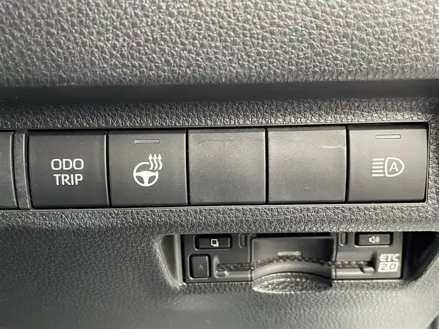 トヨタ ＲＡＶ４ アドベンチャー オフロードPKGⅡ 大阪府 2023(令5)年 1.8万km スーパーホワイトⅡ トヨタセーフティセンス/・アダプティクブクルーズコントロール/・プリクラッシュセーフティー/・レーントレーシングアシスト/・クリアランスソナー/・パーキングサポートブレーキー/・オートマチックハイビーム/・ロードサインアシスト/純正ナビ/・Bluetooth/フルセグTV/USB/Miracast/ラジオ/主要装備/・バックカメラ/・ブラインドスポットモニター/・ダウンヒルアシストコントロール/・オートホールド/・横滑り防止装置/・ステアリングヒーター/・ステアリングリモコン/・ハーフレザーシート/・シートヒーター/エアシート/・ETC